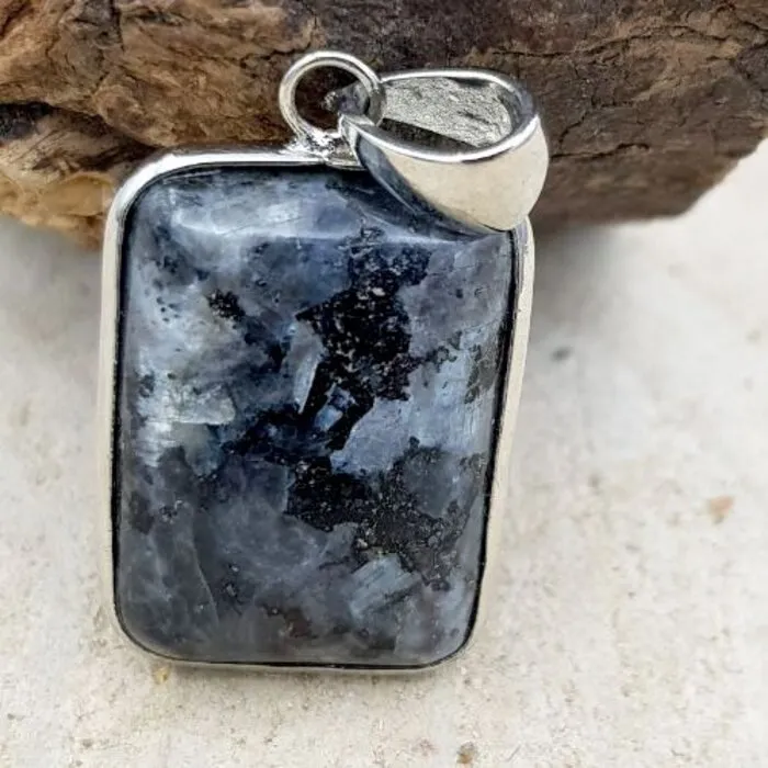 Larvikiet - Zen Hanger