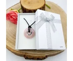 Rozenkwarts Donut Hanger met Zilveren "Love" Ring