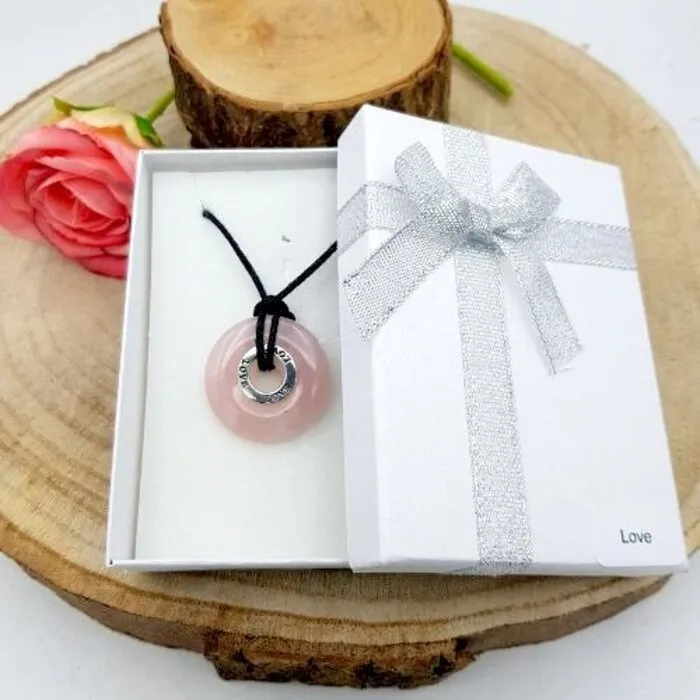 Rozenkwarts Donut Hanger met Zilveren "Love" Ring