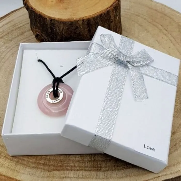 Rozenkwarts Donut Hanger met Zilveren "Love" Ring