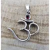 Zilver hanger Ohm met granaat steentje