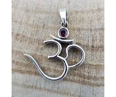 Zilver hanger Ohm met granaat steentje