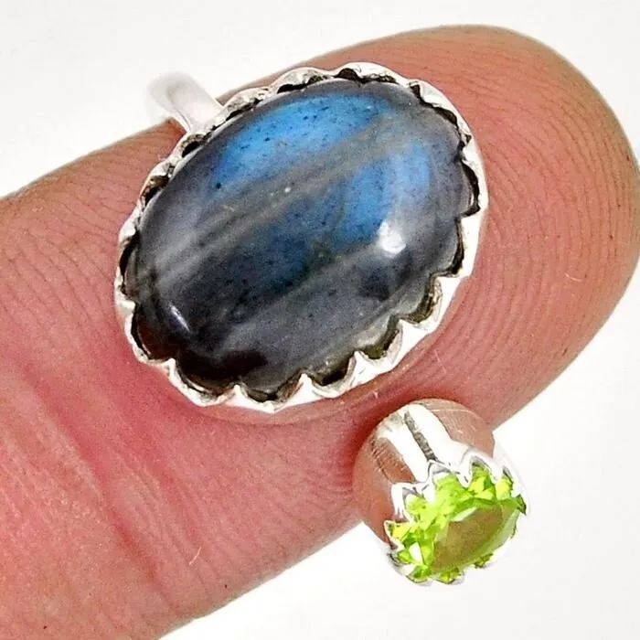 Ring zilver blauwe labradoriet  met peridoot maat 7