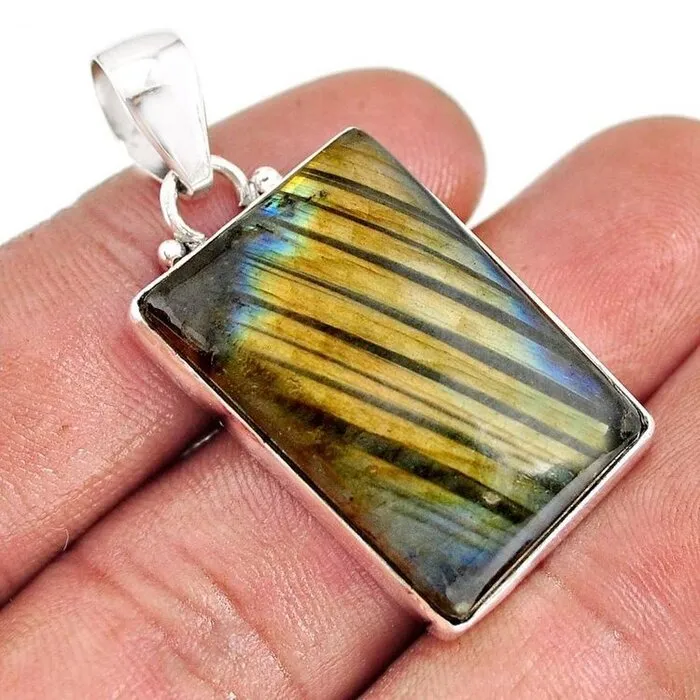 Zilveren hanger spectroliet