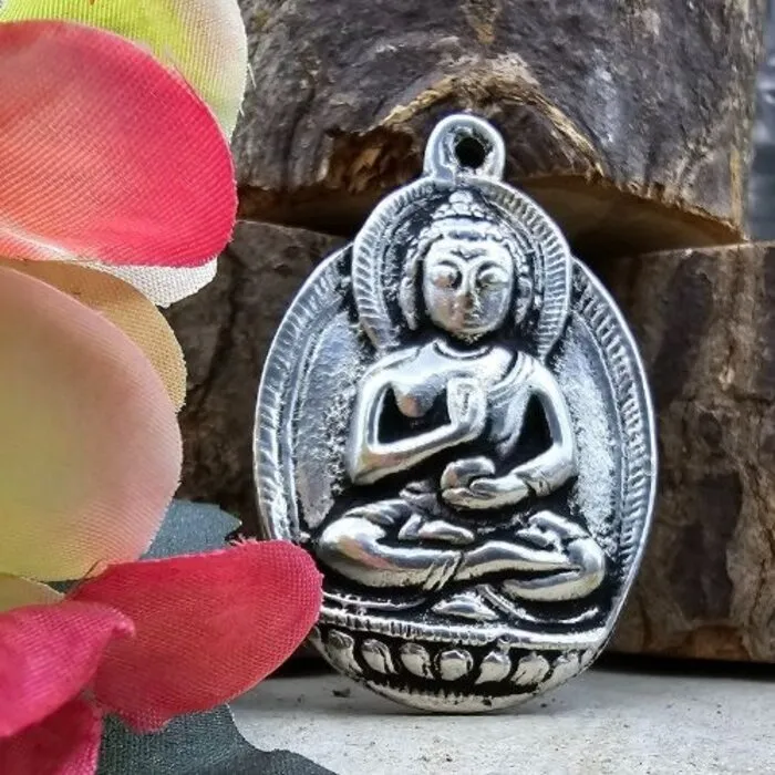 mediterende boeddha hanger metaal