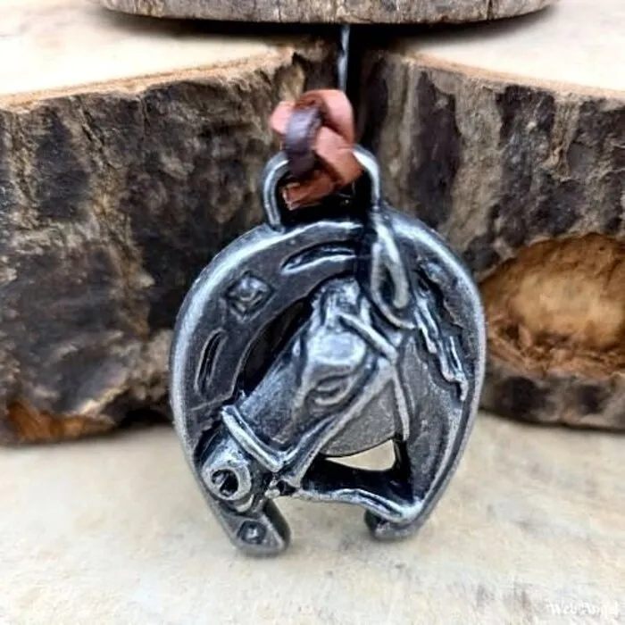 Sleutelhanger paard van tin en leer