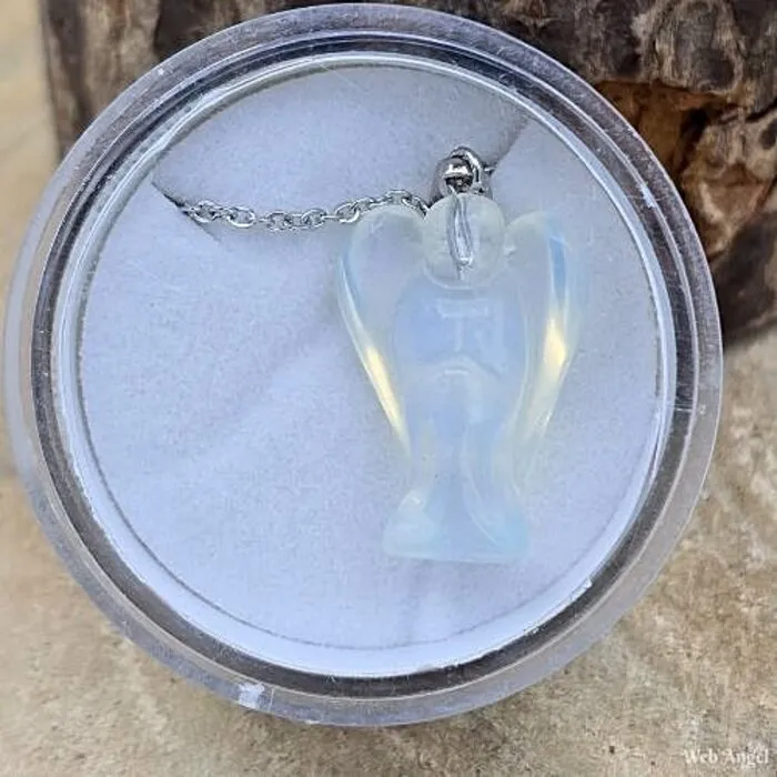 Engel opaliet met ketting