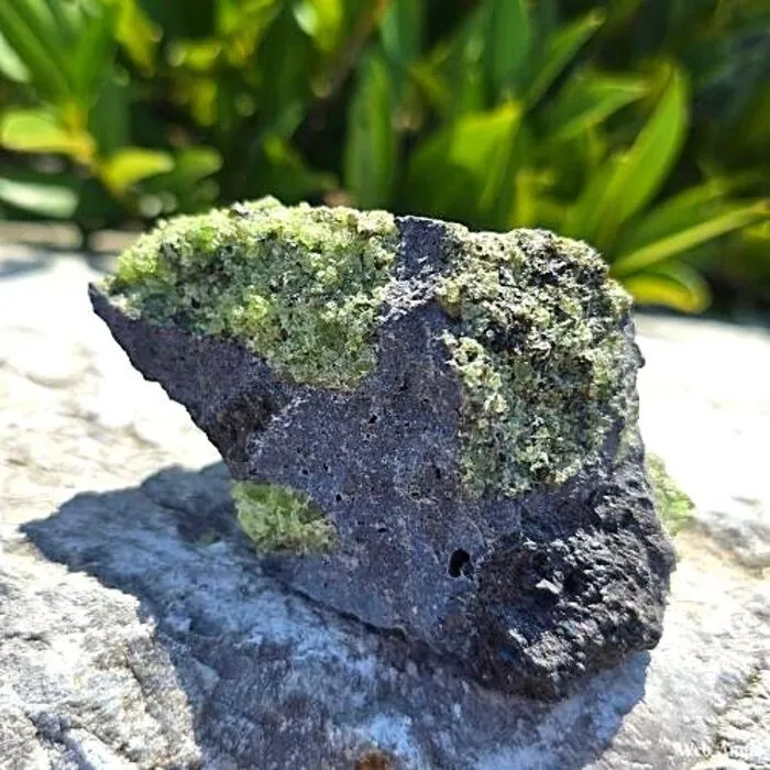 Peridoot Olivijn op Vulkanisch Gesteente – 273 Gram