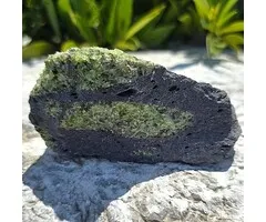 Peridoot Olivijn op Vulkanisch Gesteente – 310 Gram