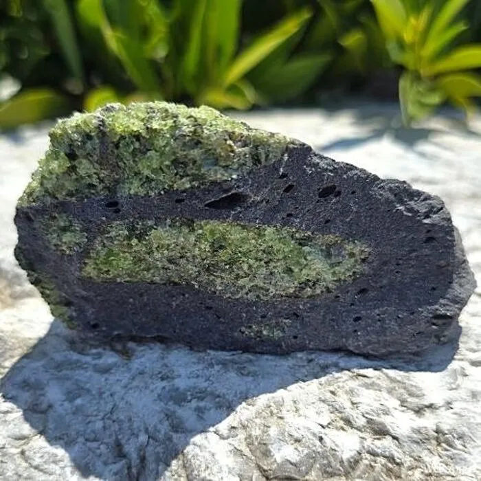 Peridoot Olivijn op Vulkanisch Gesteente – 310 Gram