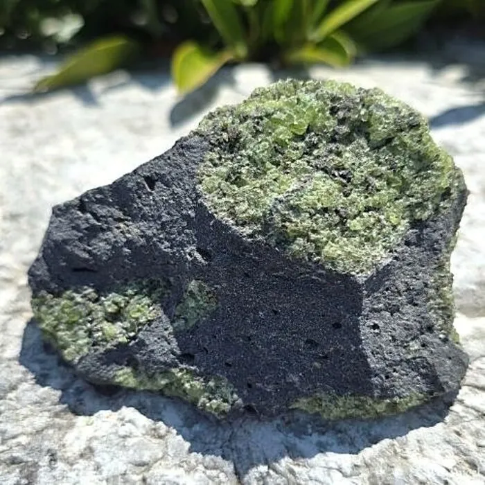 Peridoot Olivijn op Vulkanisch Gesteente – 310 Gram