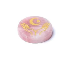 Gegraveerde mineraalschijf rozenkwarts handen, maan en ster