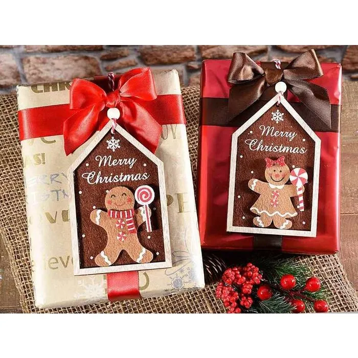 Kerstdecoratie van stof en hout met peperkoekman