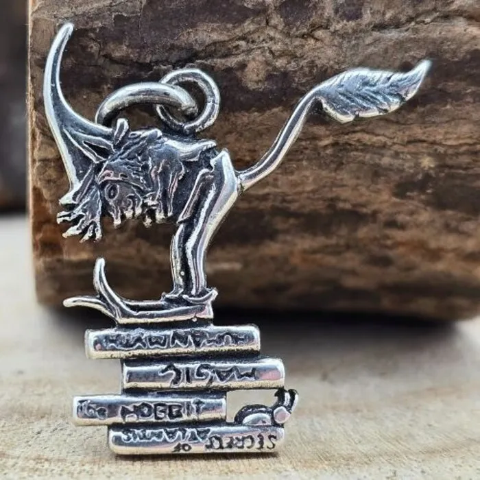 Zilveren Hanger met Hobbit Figuur – “Secrets of Atlantis