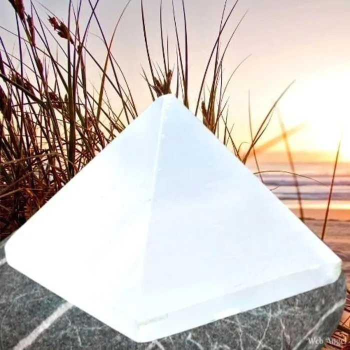 Seleniet Piramide 5 cm – Rust, Helderheid & Harmonie