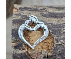 Moeder met kind in hart zilver