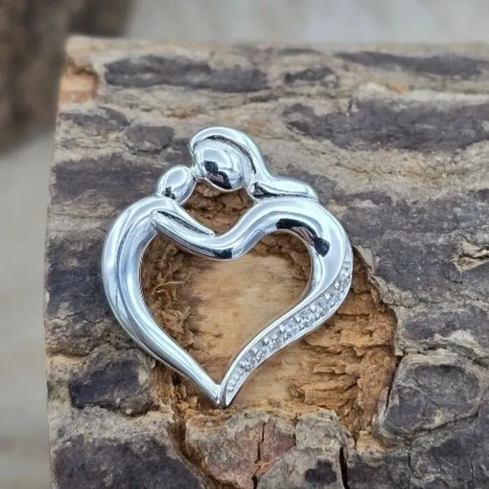 Moeder met kind in hart zilver