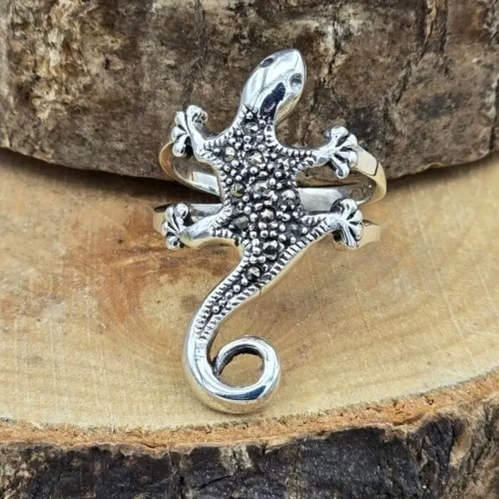Zilveren ring met een gecko Maat 6