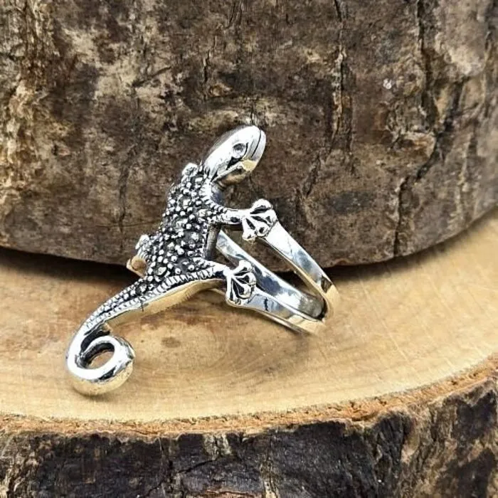 Zilveren ring met een gecko Maat 6