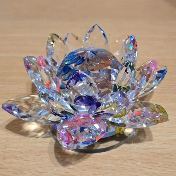 Kristallen Lotus op Draaibare Glazen Standaard – 8 cm