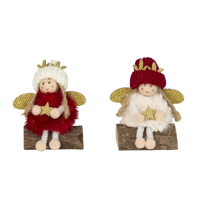 Stoffen engel zittend op houten stam