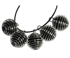 Zwarte Shungiet bol in spiraal kooi