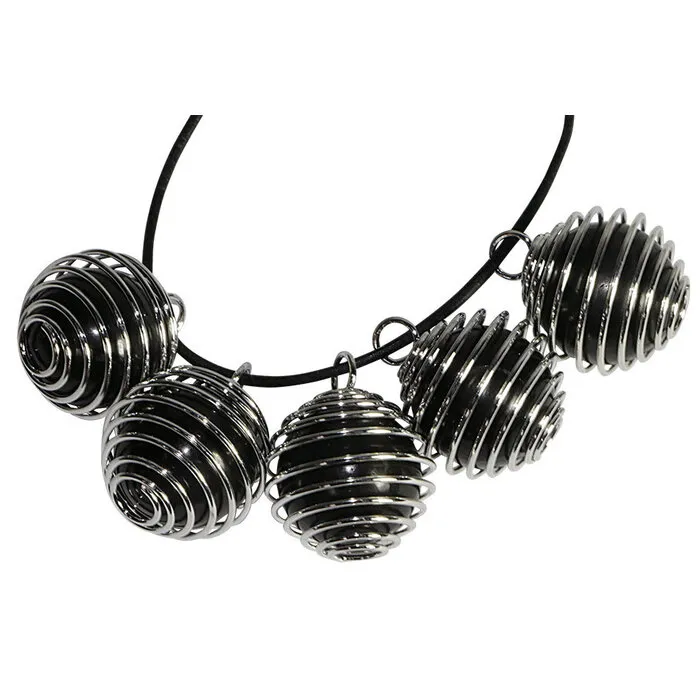 Zwarte Toermalijn bol in spiraal kooi met veterhanger