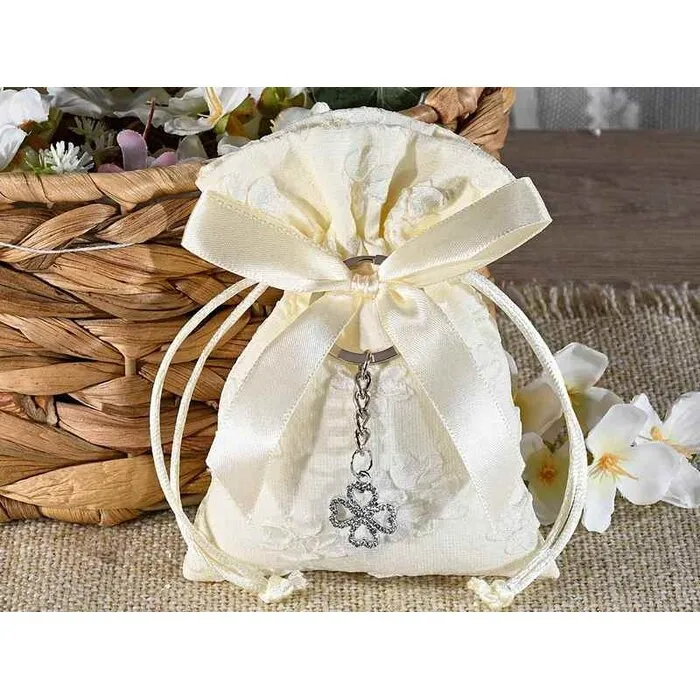 Geborduurde stoffen zakje met sleutelhanger klavertje vier