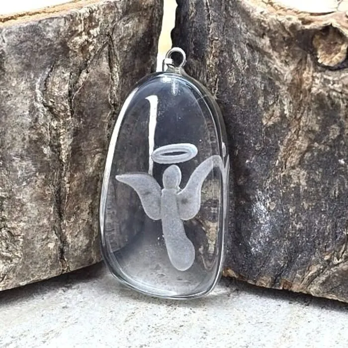 Bergkristal hanger met gegraveerde engel