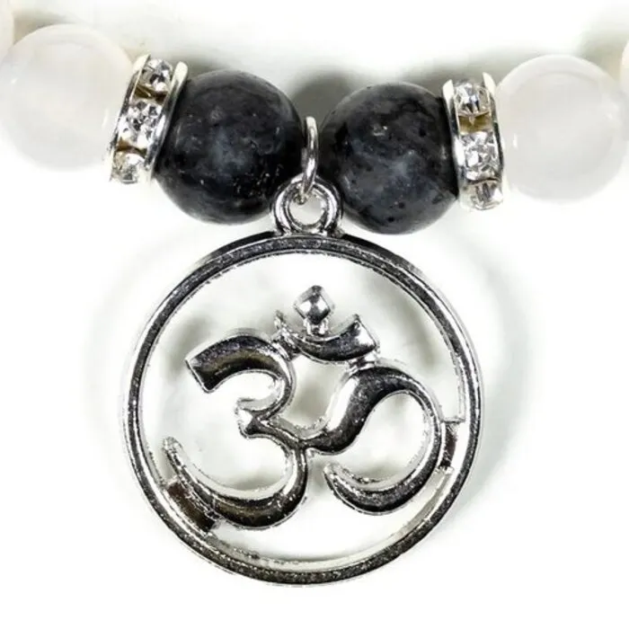 Armband labradoriet witte agaat ohm