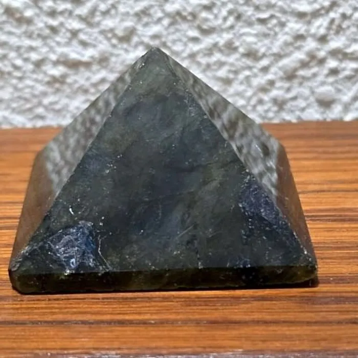Piramide van Labradoriet – Handgeslepen, ca. 4 cm | Spiritueel & Decoratief
