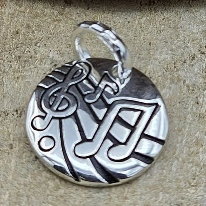 Hanger zilver rond met muzieknoten