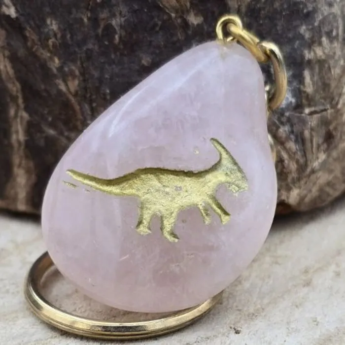 Rozenkwarts Sleutelhanger met Dino Gravure – Goudkleurige Details – Edelsteen Cadeau
