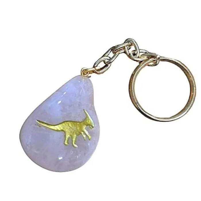 Rozenkwarts Sleutelhanger met Dino Gravure – Goudkleurige Details – Edelsteen Cadeau
