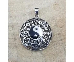 Hanger yin yang met 8 voorspoed symbolen