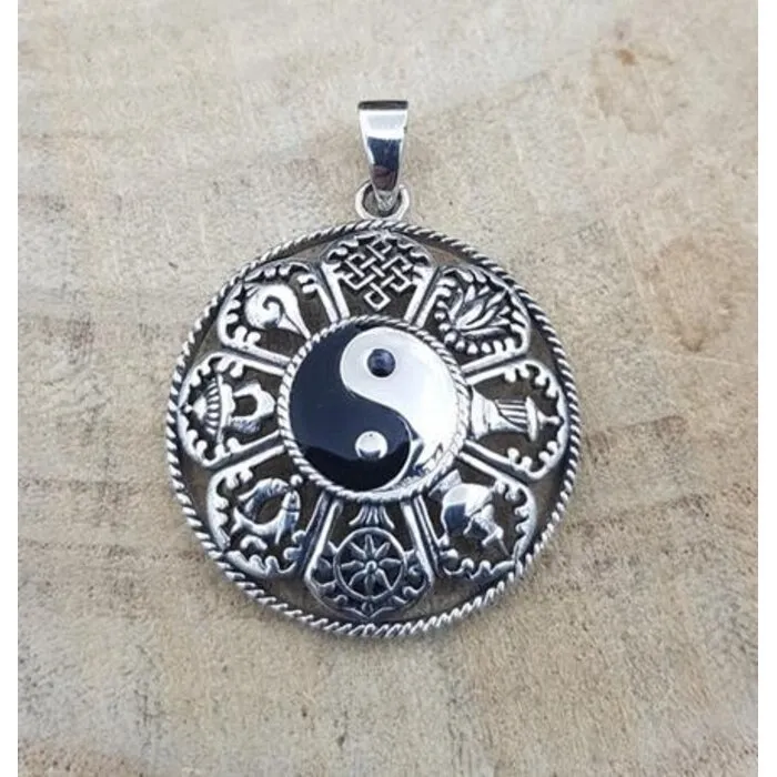Hanger yin yang met 8 voorspoed symbolen