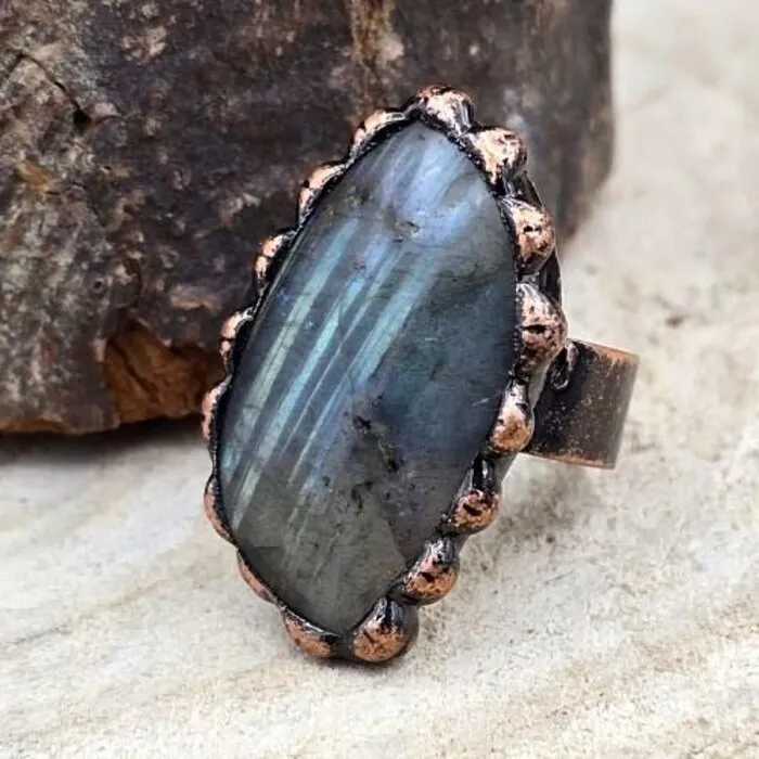 Koperen Ring met Labradoriet Verstelbaar