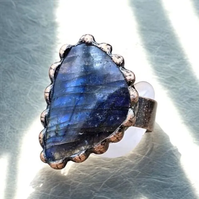 Koperen Ring met Labradoriet Verstelbaar