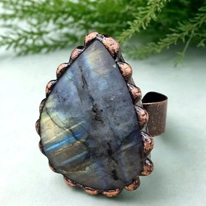 Koperen Ring met Labradoriet Verstelbaar