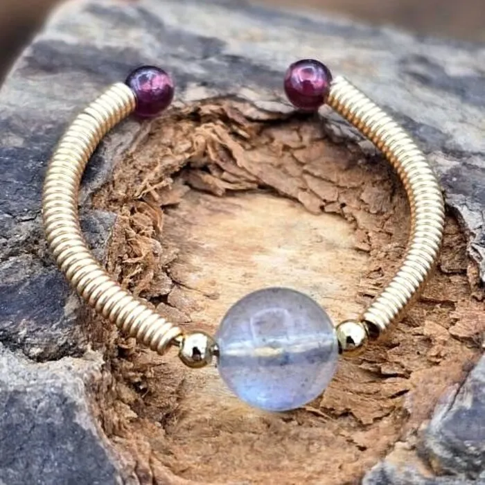 Verstelbare Labradoriet Ring met Goudkleurige  Afwerking – Natuursteen