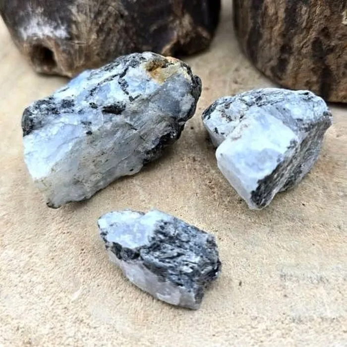 Regenboogmaansteen Ruw 100 gram – Natuurlijke Edelsteen Brokjes