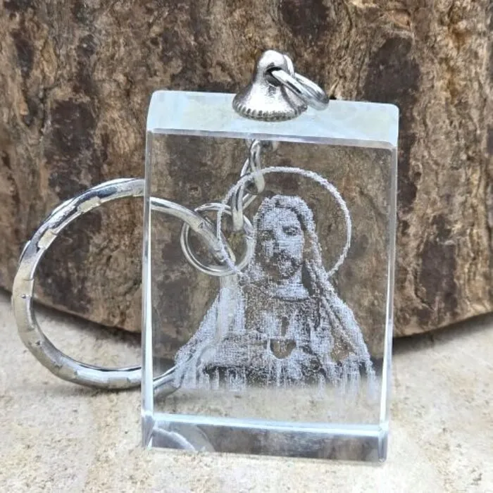 Glaskristal Sleutelhanger met Gelaserde Jezusfiguur – ca. 25 x 35 mm