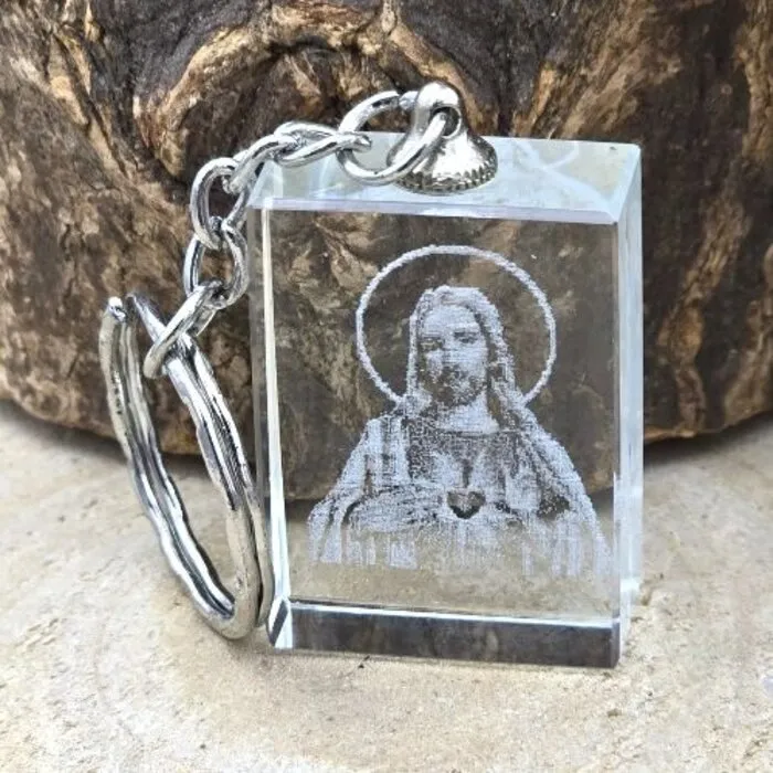 Glaskristal Sleutelhanger met Gelaserde Jezusfiguur – ca. 25 x 35 mm