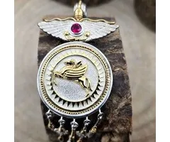 Pegasus hanger zilver met goud accenten