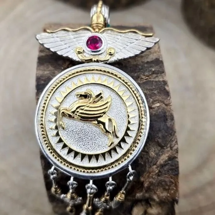 Pegasus hanger zilver met goud accenten