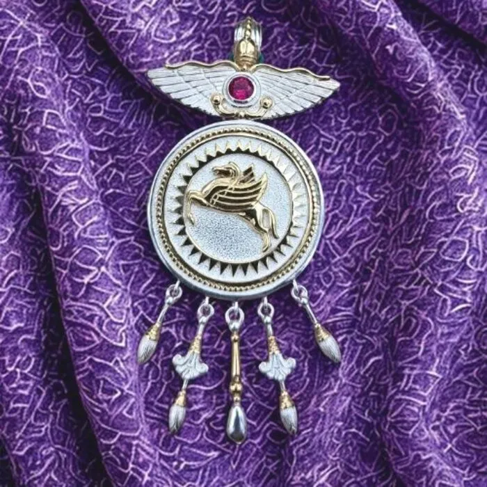 Pegasus hanger zilver met goud accenten