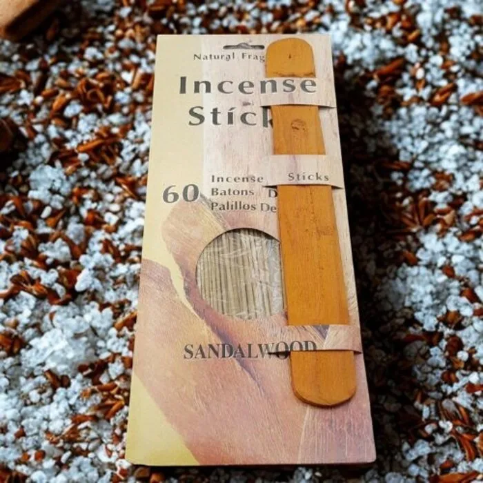 Sandelhout Wierook Set – 60 Wierookstokjes met Houten Brander