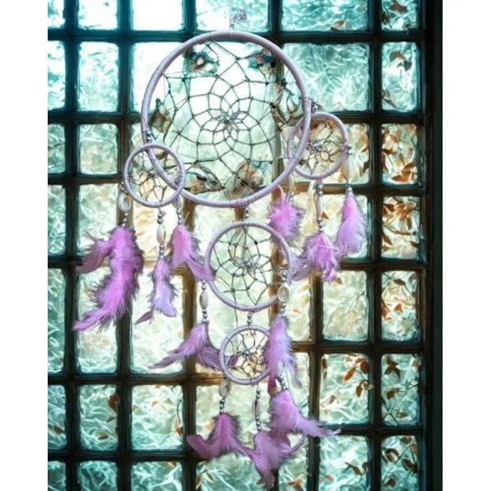 Dromenvanger 16 cm licht roze met schelpjes en kralen