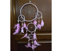 Dromenvanger 16 cm licht roze met schelpjes en kralen