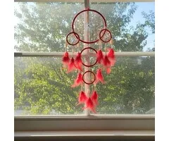 Dromenvanger 16 cm rood met schelpjes en kralen